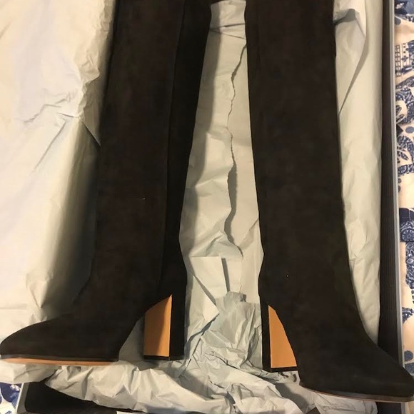 New Prada boots comes with original box. - Picture 2 of 3